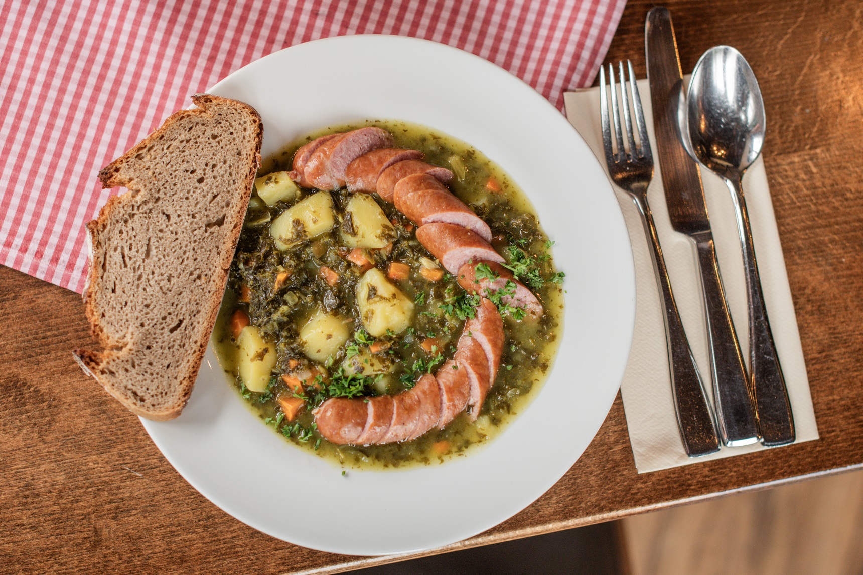 Grünkohl und Mettwurst