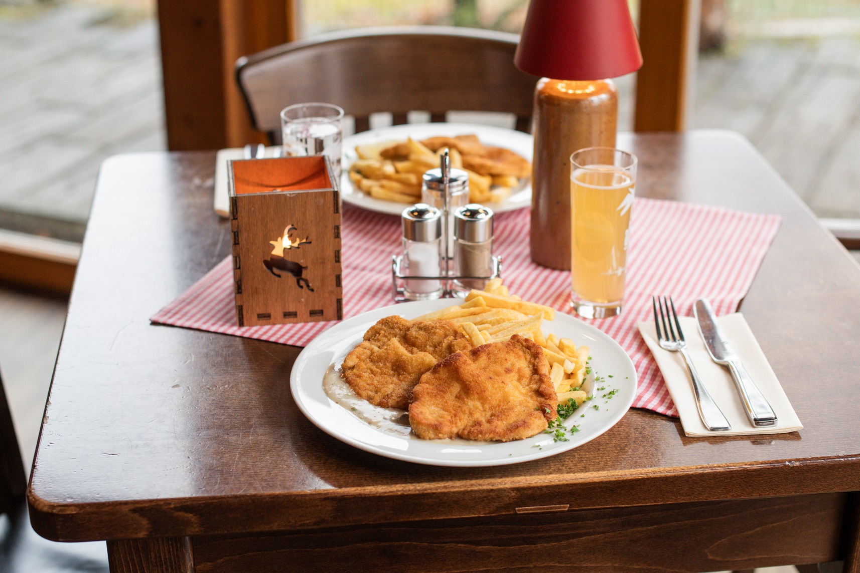 Tisch mit Schnitzelgerichten